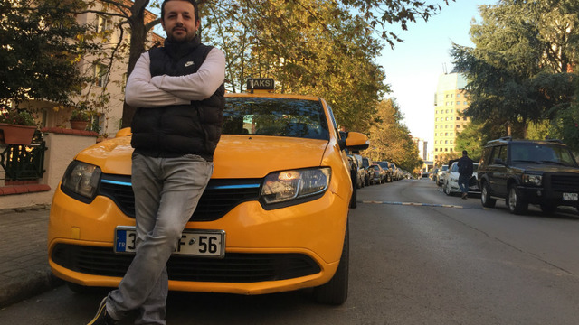 Taksisine Binenlere Sunduğu Ücretsiz Yiyeceklerle Şaşırtan Şoför Ahmet Tutkun