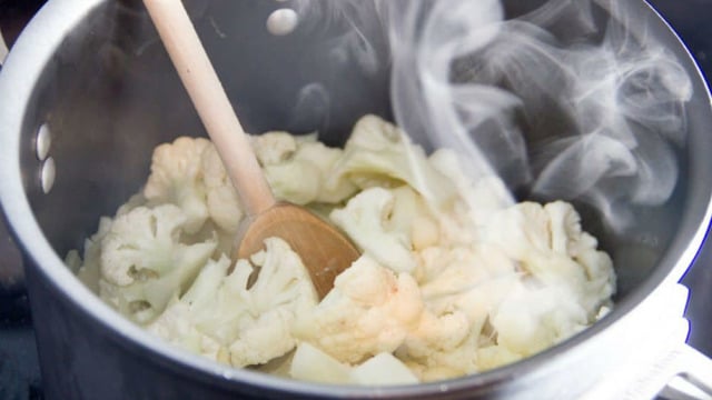 Neden Karnabahar Pişirirken İçine Ekmek Parçaları Koymalısınız?