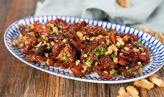 Güzel Meze: Kuru Domates Salatası