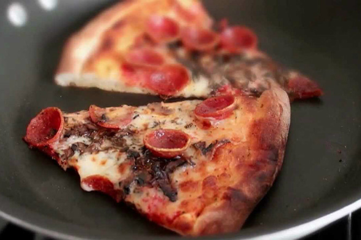 Hayat Kurtaran Bilgi: Akşamdan Kalma Soğuk Pizza Nasıl Isıtılır?