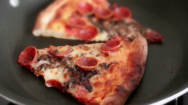 Hayat Kurtaran Bilgi: Akşamdan Kalma Soğuk Pizza Nasıl Isıtılır?