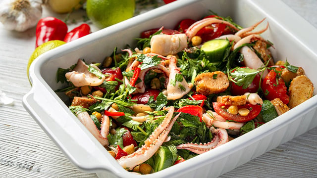 Lime ve Taze Otlarla: Kalamar Salatası