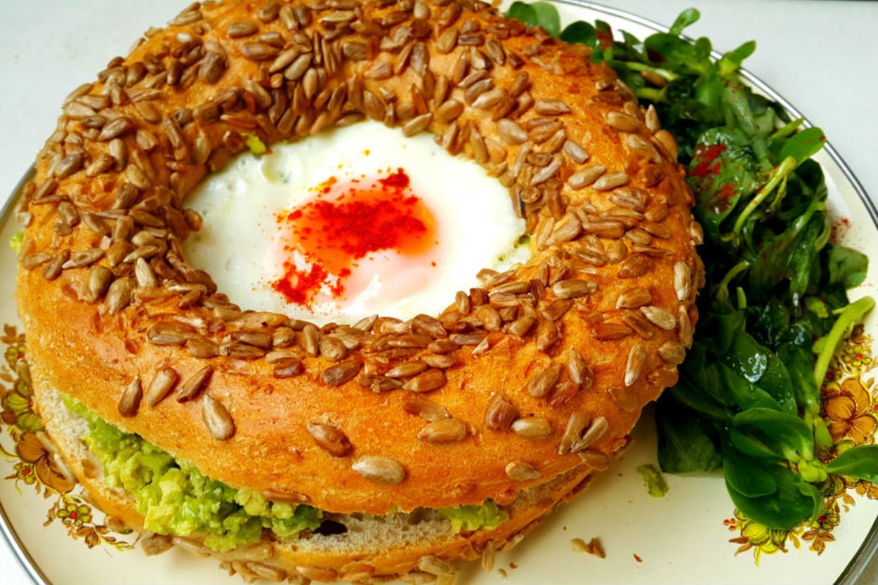 Kahvaltıya Farklı Dokunuş: Avokadolu ve Yumurtalı Simit