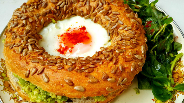 Kahvaltıya Farklı Dokunuş: Avokadolu ve Yumurtalı Simit