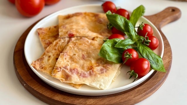 Kahvaltıya Davet: Domatesli Peynirli Gözleme