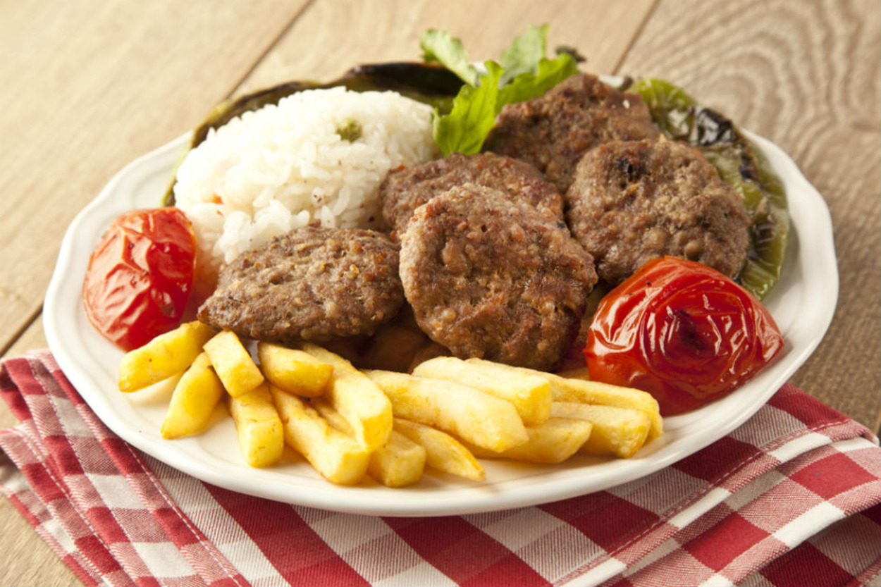 Neden Ne Yaparsak Yapalım Köftelerimiz Annelerimizinki Gibi Olmuyor?