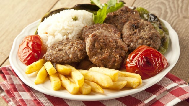 Neden Ne Yaparsak Yapalım Köftelerimiz Annelerimizinki Gibi Olmuyor?