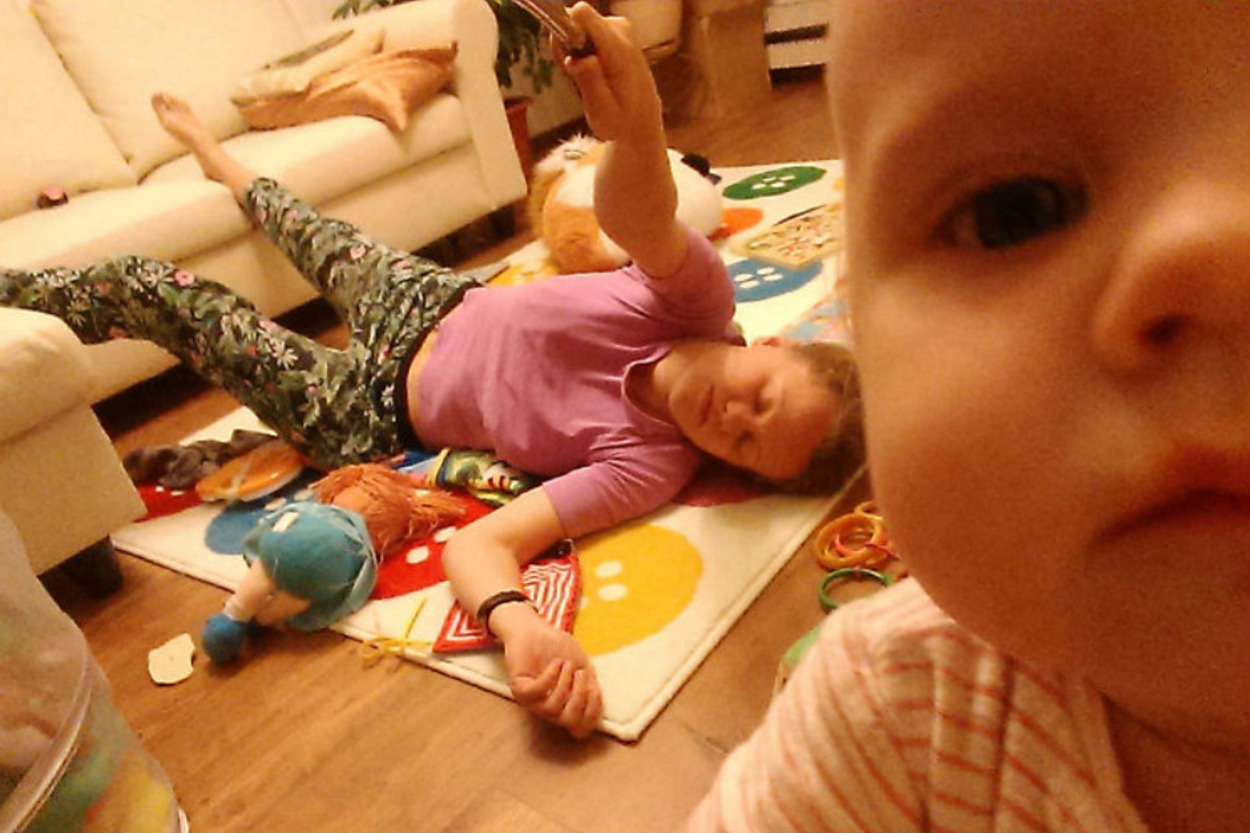 1 Gününü Nasıl Geçirdiğini Selfie Çubuğuyla Anlatan 2 Çocuk Annesi Kadın