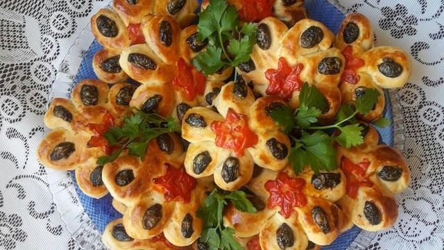 Fırında Bir Bahçe: Zeytinli Çiçek Poğaça
