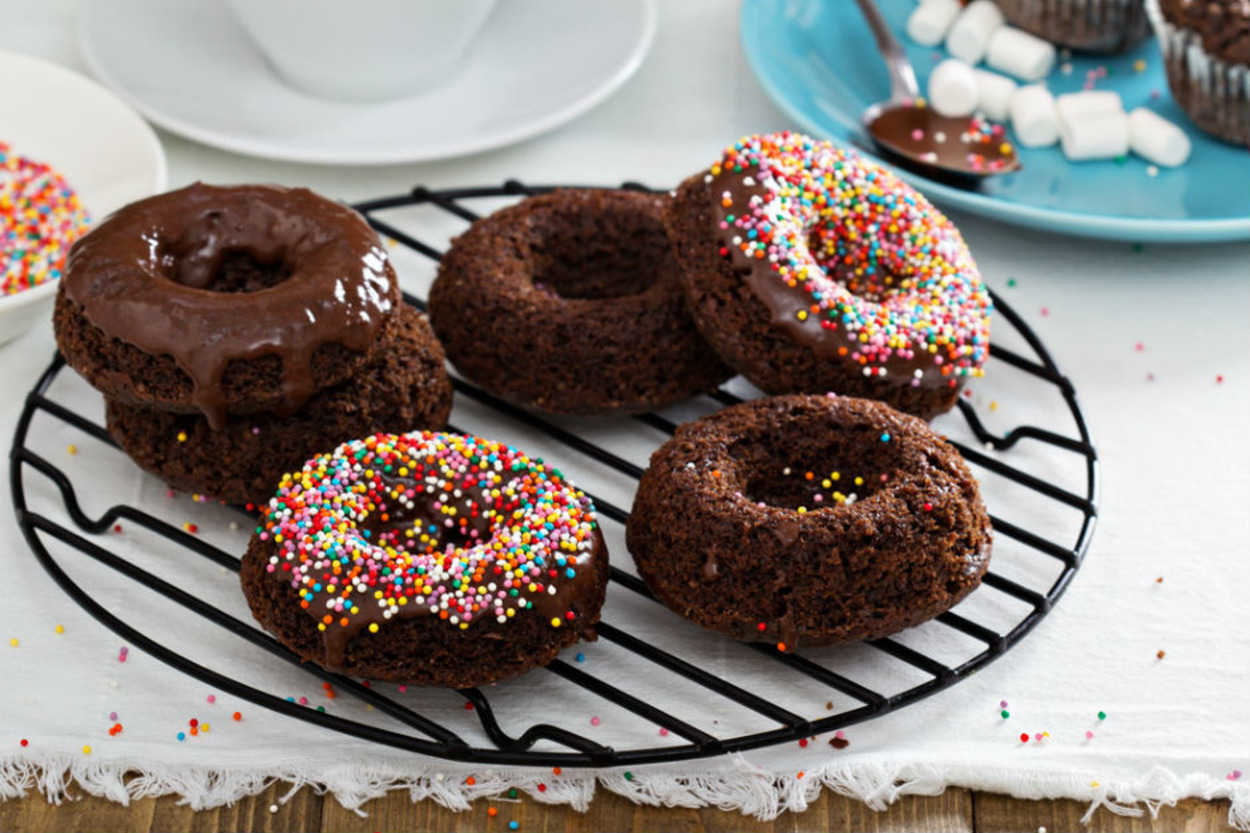 Plaket Aldırır: Ev Yapımı Çikolatalı Donut