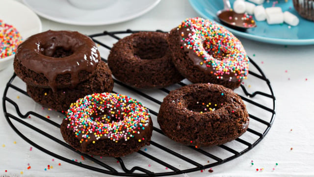 Plaket Aldırır: Ev Yapımı Çikolatalı Donut
