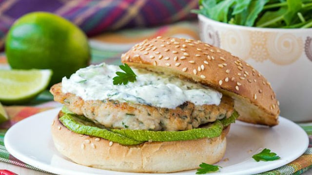 Tavuk Gurmelerine: Izgara Kabaklı, Yoğurt Soslu Tavuk Burger