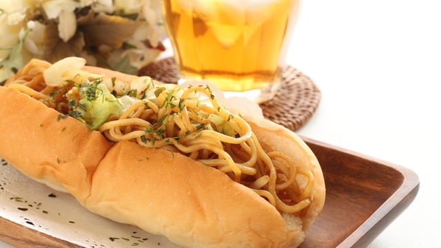 Sosisli Noodle Sandviç: Yakisoba Pan