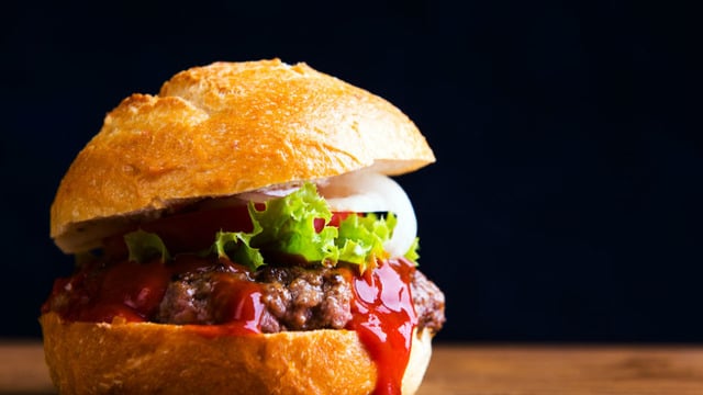 O Bizden Biri: Domates Soslu Hamburger