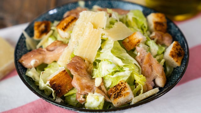 En Basit Haliyle: Tavuklu Sezar Salata