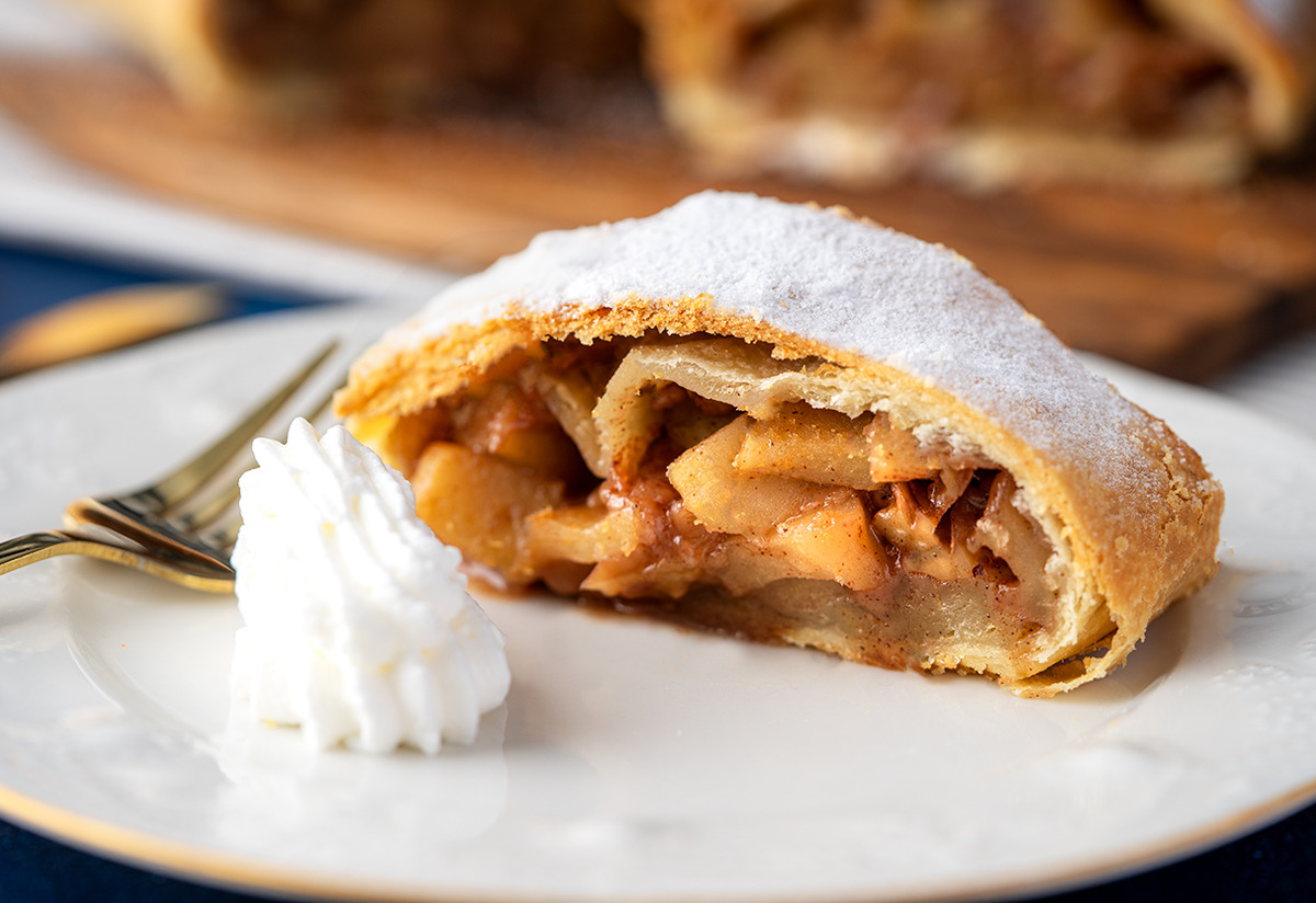 Kat Kat Hamuruyla: Elmalı Strudel Tarifi
