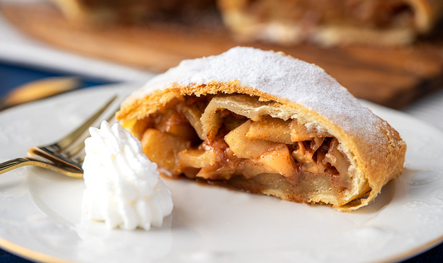 Kat Kat Hamuruyla: Elmalı Strudel