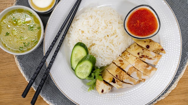 Tavuğa Doyurur: Hainan Tavuklu Pilavı