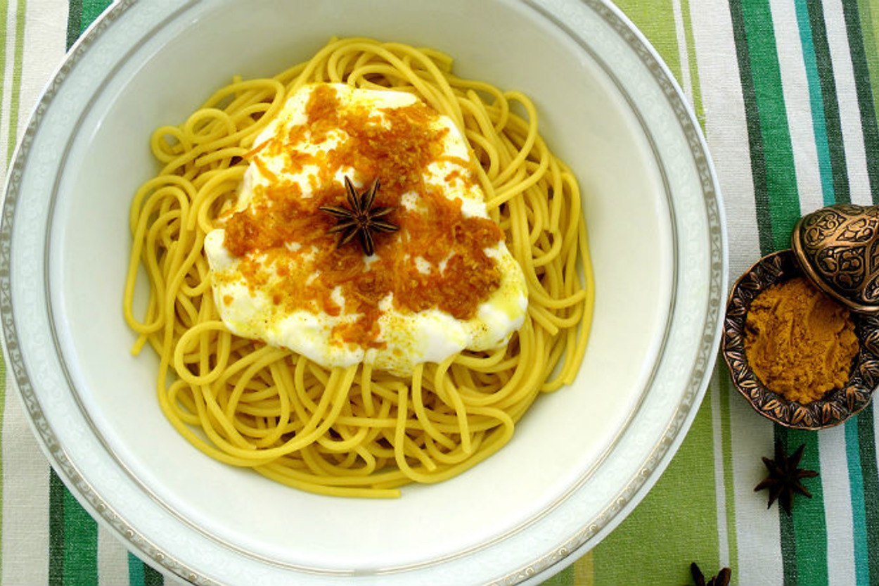 İştah Açan Rengiyle: Zerdeçallı Spagetti