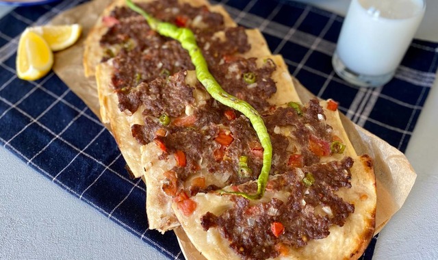 Hamuru İnce, Harcı Sulu: Etli Ekmek