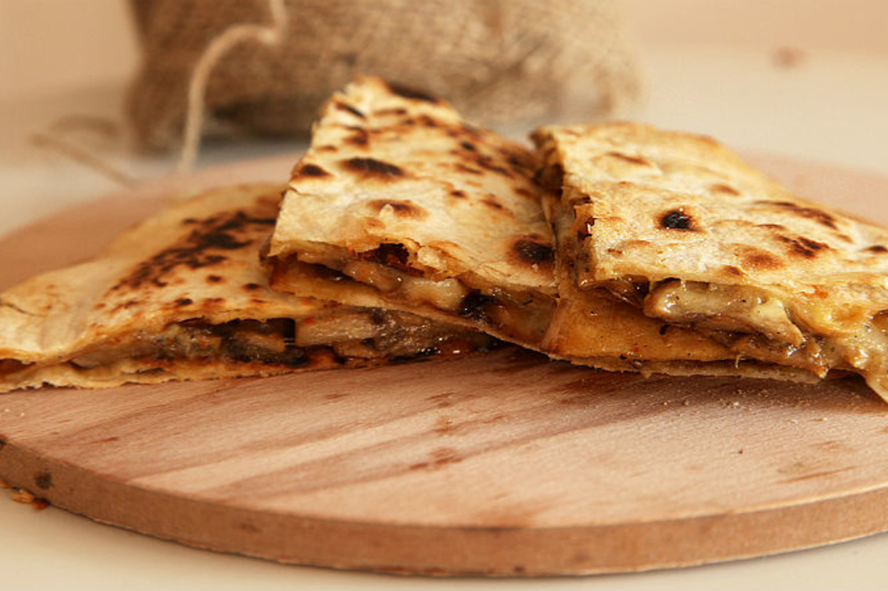 Soslarını da Hazırlamalı: Mantarlı Quesadilla