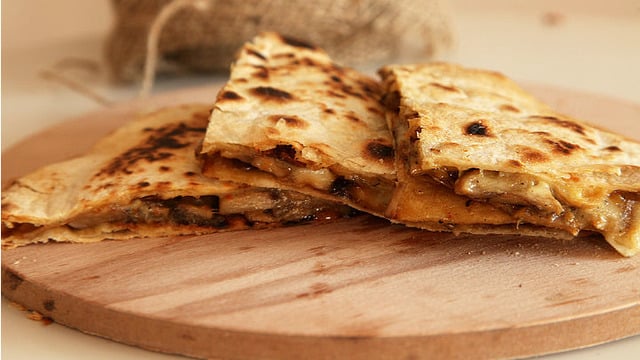 Soslarını da Hazırlamalı: Mantarlı Quesadilla