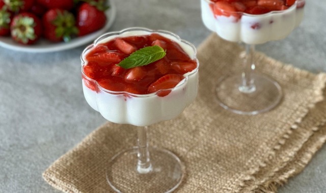 İtalyan Tatlısı: Çilek Soslu Panna Cotta