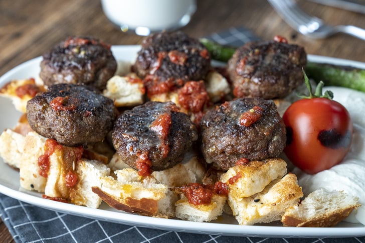 https://yemek.com/tarif/pideli-kofte/ | Pideli Köfte Tarifi