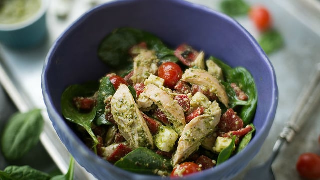 Sosunun Adı Yeter: Pesto Soslu Tavuk Salatası