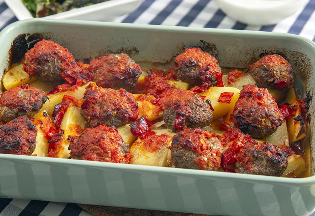 O Bir Kurtarıcı: Fırında Köfte Patates Tarifi