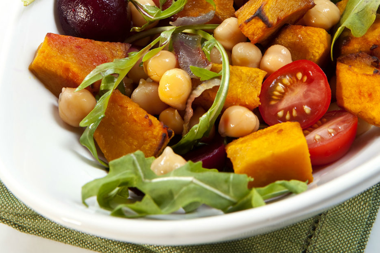 Hafif ve Farklı: Tatlı Patatesli Nohut Salatası
