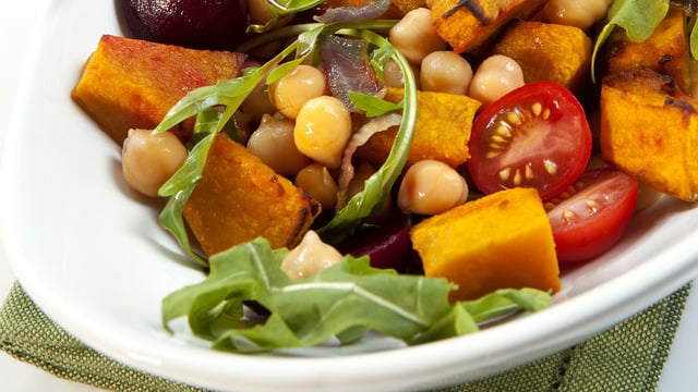 Hafif ve Farklı: Tatlı Patatesli Nohut Salatası