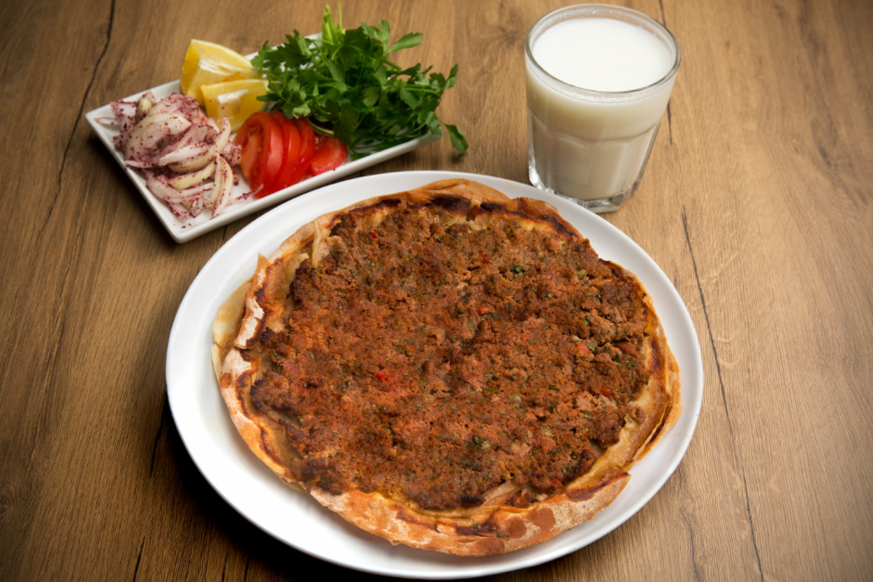 Yanına da Köpüklü Ayran: Ev Yapımı Lahmacun