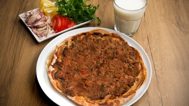 Yanına da Köpüklü Ayran: Ev Yapımı Lahmacun