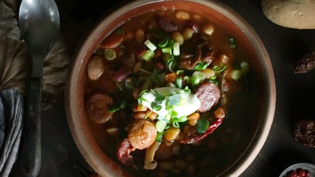 Kuru Fasulyenin Kuzeni: Sosisli Chili Con Carne