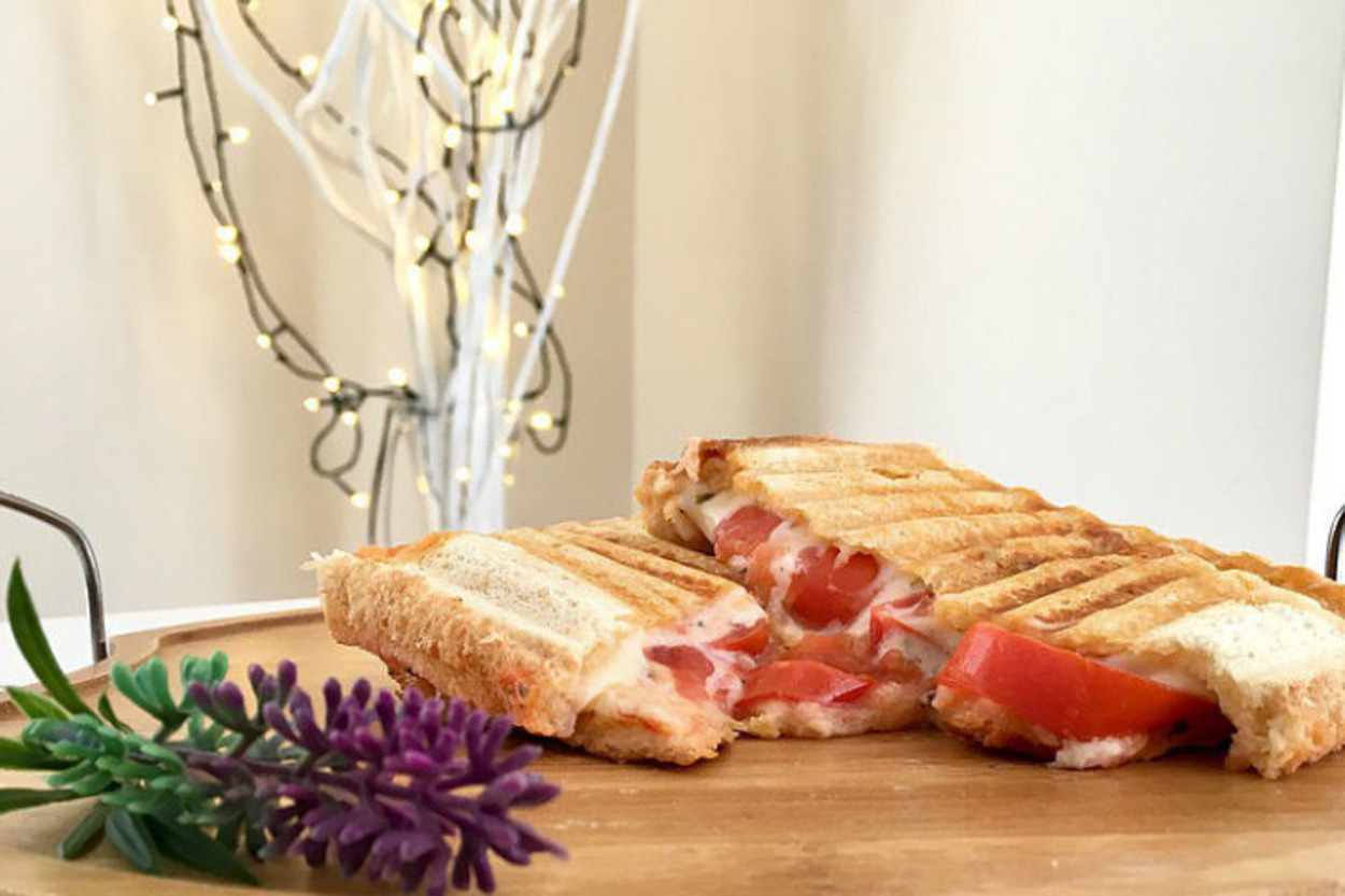 Klasik Tostlara Elveda: Naneli Domatesli Tost
