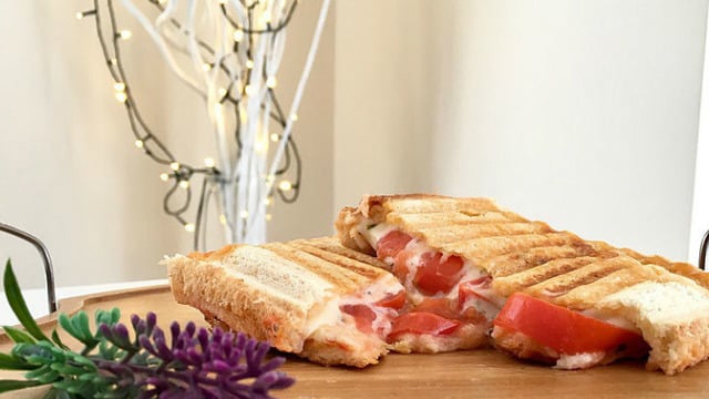 Klasik Tostlara Elveda: Naneli Domatesli Tost