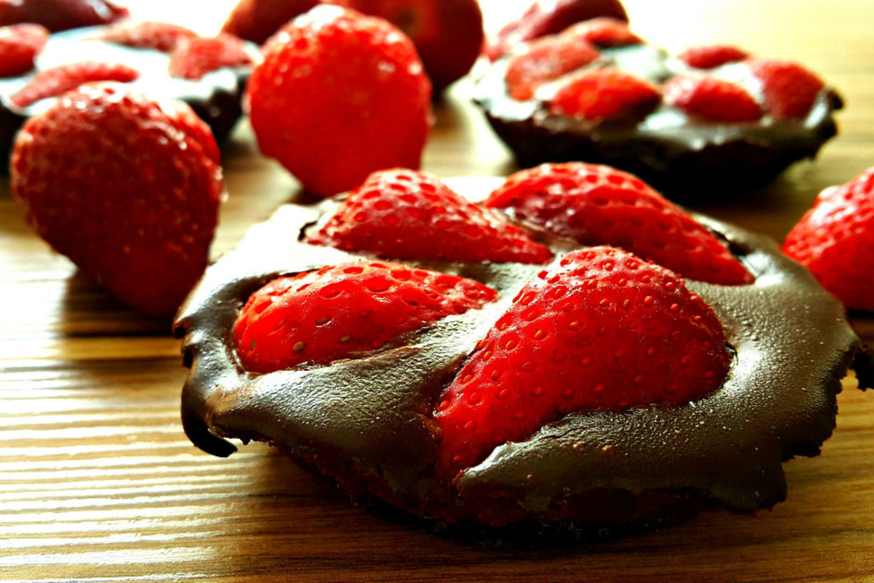 Fırını Tatile Çıkarın: Çilekli Çikolatalı Mini Tart