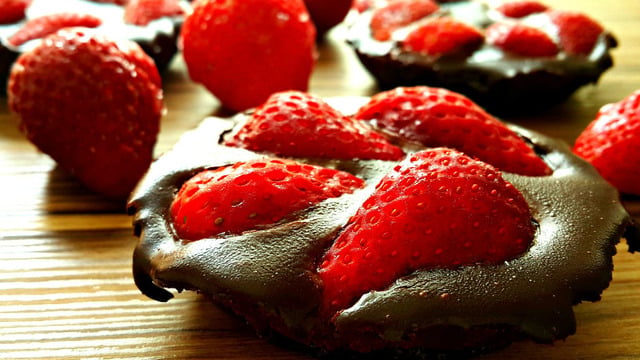 Fırını Tatile Çıkarın: Çilekli Çikolatalı Mini Tart