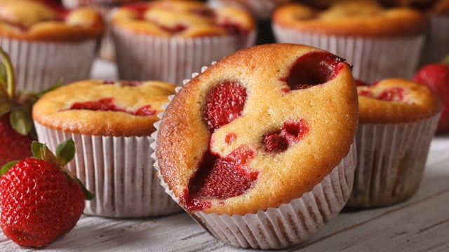 İçinde Minik Mutluluklar Gizli: Çilekli Muffin