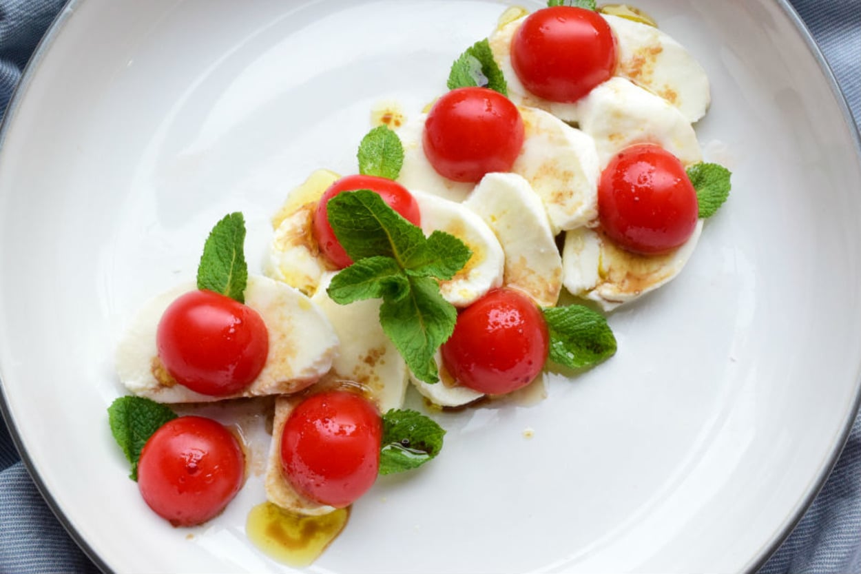 Tazelik Fışkırıyor: Cherry Domatesli Mozzarella Salatası