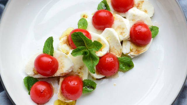 Tazelik Fışkırıyor: Cherry Domatesli Mozzarella Salatası