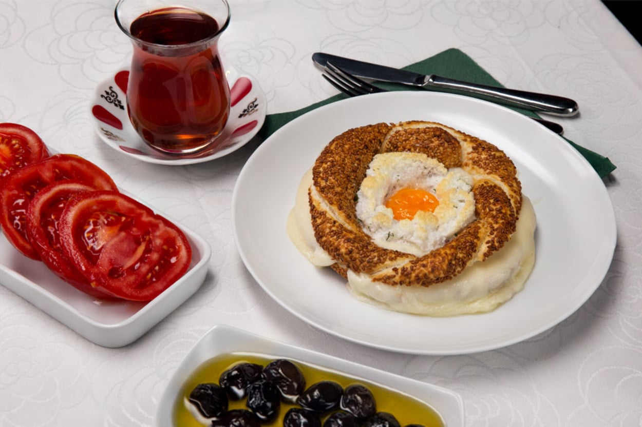 Uçuran İkili: Bulut Yumurta & Kaşarlı Simit