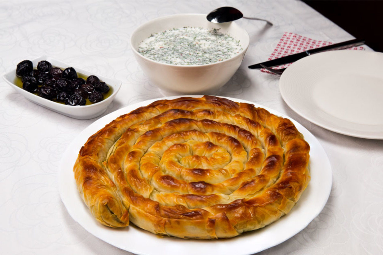 Ferah Ferah: Naneli Soğuk Çorba & Tepsi Böreği