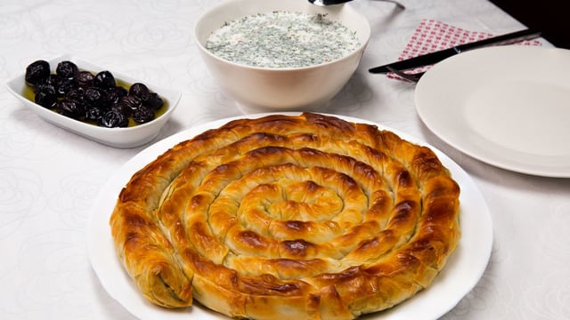 Ferah Ferah: Naneli Soğuk Çorba & Tepsi Böreği