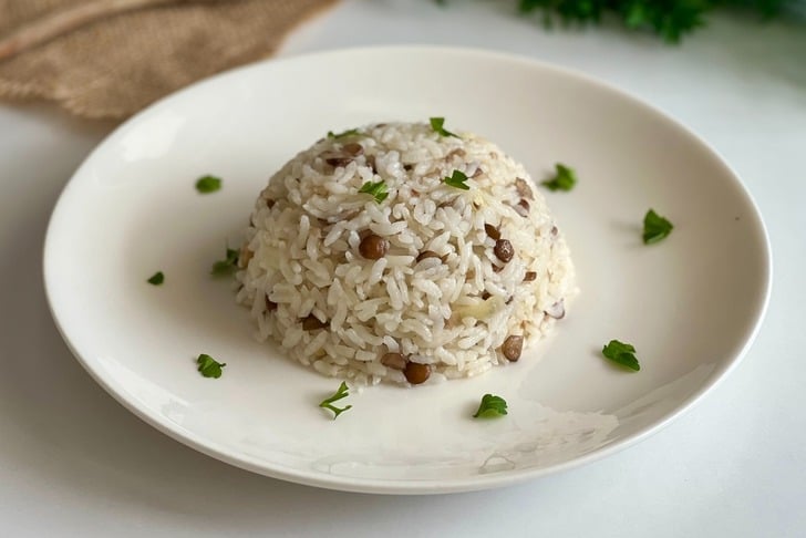 mercimekli-soganli-pilav-yemekcom