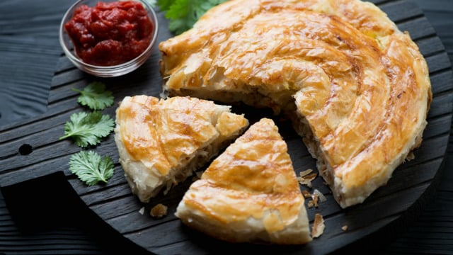 Kolay Haliyle: Patatesli Tavuklu Tepsi Böreği