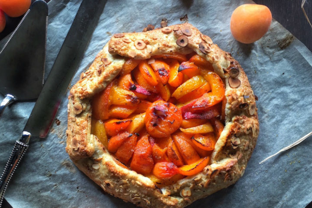 Çay Saatlerine Şenlik: Kayısı ve Şeftalili Galette