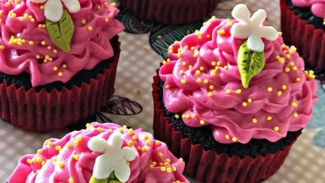 Mutluluk Kaynağı: Çilek Kremalı Kakaolu Cupcake