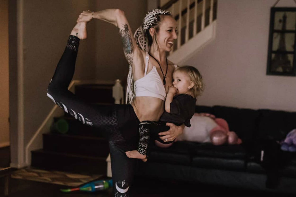 Yoga Yaparken Bebeğini Emzirdiği İçin Eleştirilerin Hedefi Olan Anne